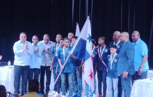Los abanderados en Colón fuero los jóvenes del equipo de baloncesto del colegio Abel Bravo,  ganadores de la medalla de oro de los juegos Codicader 2025. Foto. Diómedes Sánchez