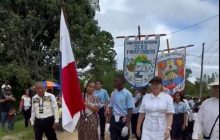 La titular de gobierno Dinoska Montalvo, junto a los estudiantes encabezó los desfiles del 3 de noviembre. Foto. Mingob