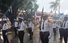 El mal tiempo en la Costa Atlántica no permitió que se continuara con el desfile de las delegaciones estudiantiles. Foto. Diómedes Sánchez