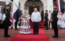 El mandatario junto a la abanderada  Maritza Cedeño Vásquez. Foto: Cortesía