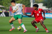 Gerson Gordón (11) de Panamá disputa el balón ante un jugador de Irlanda. Foto: EFE
