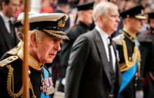 El rey Carlos III y el príncipe Andrés. Foto: EFE / EPA /Olivier Hoslet 