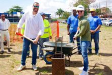 Autoridades dan la primera palada