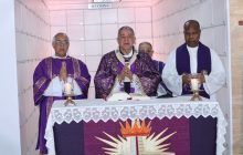 Monseñor Ulloa recalcó que las criptas no son lugares de tristeza, sino espacios de oración. Foto: Cortesía
