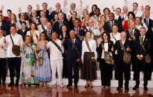 El presidente de Colombia Gustavo Petro (ci), acompañado de los asistentes a la ceremonia de apertura de la IV Cumbre CELAC-UE. Foto: EFE