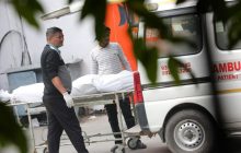 El cuerpo de una víctima es trasladado fuera de la morgue del Hospital Lok Nayak. Foto: EFE