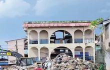 En el caso de este edificio, la demolición generó empleo temporal para colonenses, además de ingresos por la recuperación y venta de hierro. Foto. Diómedes Sánchez