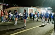 En Chitré, cerca de 15 bandas independientes desfilaron por las principales calles del distrito, compartiendo su música tradicional, coreografías y coloridos uniformes, en una jornada que llenó de energía el centro de la ciudad. Foto. Thays Domínguez