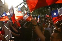 Simpatizantes de la candidata a la Presidencia de Chile por el partido Unidad por Chile, Jeannette Jara, sostienen banderas, en Santiago (Chile). Foto: EFE/ Elvis Gonzalez