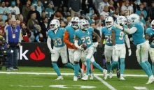 El jugador del Miami Dolphins Jack Jones (cent.), durante el partido contra el Washington Commanders. Foto: EFE