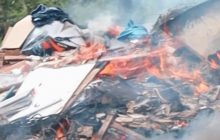 Según los vecinos, en este botadero clandestino los materiales son incinerados para extraerles el metal que poseen. Foto. Eric Montenegro