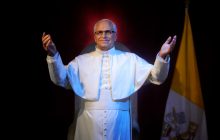 Figura del Papa León XIV en el Museo de Cera de Madrid, este miércoles. Foto: EFE / Borja Sánchez-trillo