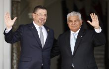 El presidente de Costa Rica, Rodrigo Chaves Robles junto a su homólogo de Panamá, José Raúl Mulino, en Ciudad de Panamá. Archivo/EFE