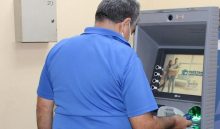 Los jubilados cobran mediante cajeros automáticos o cheques. Foto: Archivo