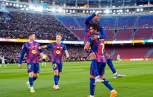 El delantero del Barcelona Ferrán Torres (d) celebra la consecución del segundo gol de su equipo durante el partido de LaLiga entre el Barcelona y el Athletic Club. EFE