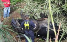 Un vehículo de color negro cayó por un barranco y el conductor Cristian Alexander Gradanos, de 48 años, falleció, luego de que su vehículo se salió de la carretera y cayera por un barranco. Foto. Eric Montenegro