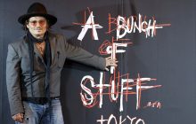 Johnny Depp ante el cartel de su exposición 'A Bunch of Stuff' en Tokyo. EFE/