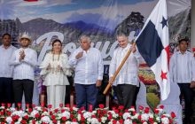 El ministro  Juan Carlos Orillac  es el abanderado de la fecha.  Foto: Presidencia