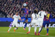 El defensa del Barcelona Jules Koundé remata de cabeza y  marca el segundo gol ante el Eintracht. Foto: EFE
