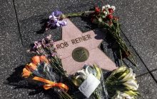 Rob Reiner en el Paseo de la Fama de Hollywood con flores y una corona. Foto: EFE / EPA / Ted Soqui