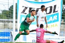 El panameño Javier Rivera (con el balón) anotó el primer gol del Marathón. Foto:cdmarathonhn_oficial 