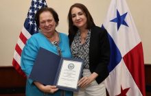 Annette Planells, exdirectora de La Prensa junto a la exembajadora de Estados Unidos, Mari Carmen Aponte.