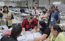 Personas durante el escrutinio especial en Tegucigalpa (Honduras). Foto: EFE