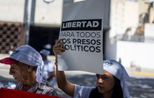Una persona sostiene un cartel durante una manifestación para exigir la liberación de los presos políticos en Venezuela. Foto: EFE