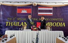 Tea Seiha (I) y Natthaphon Narkphanit (D), los ministros de Defensa de Camboya y Tailandia, respectivamente, intercambian el acuerdo firmado de cese al fuego. Foto: EFE