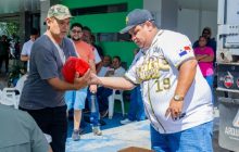 Excolaboradores de la mina felices con sus canastas navideñas.  Cortesía