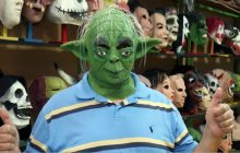  una persona comprando una careta en el Palacio de la Careta, en Quito (Ecuador). EFE