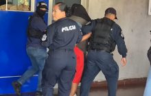 Durante estas acciones, la Policía Nacional logró además la captura de otras tres personas requeridas por la justicia por diversos delitos, elevando a cuatro el total de aprehendidos. Foto. Thays Domínguez