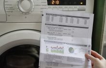 Factura de un hogar ante un electrodoméstico. Foto: EFE/Archivo