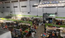 Compran los alimentos para propiciar la prosperidad en sus hogares. Foto. Diómedes Sánxhez