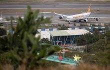 Avión en el Aeropuerto Internacional Simón Bolívar. Foto: EFE