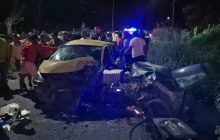Del impacto, el vehículo particular quedó fuera de la vía, mientras que el taxi sufrió daños mayores.