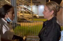 Una de las beneficiadas agradece a la ministra de Gobierno por la oportunidad. Foto: Redes Sociales