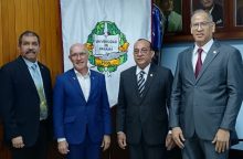 Autoridades universitarias recibieron a Robert Floyd, secretario ejecutivo del Organismo del Tratado de Prohibición Completa de los Ensayos Nucleares. Foto: Cortesía