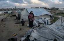 Una familia palestina intenta recoger lo que queda de sus pertenencias después de que su tienda de campaña fuera dañada por los fuertes vientos. Foto: EFE