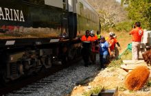 Integrantes de equipos de rescate trasladan a una persona herida luego del descarrilamiento del tren Transístmico. Foto: EFE