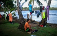  El migrante venezolano de 17 años, Leonangel González, observa el mar en el puerto costero en Miramar (Panamá). Foto: EFE