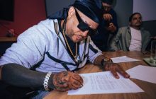 Mr. Saik firmando el acuerdo. Foto: Cortesía