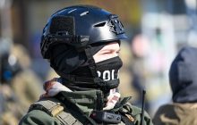 Un oficial federal hace guardia durante los enfrentamientos después de que ICE. Foto: EFE