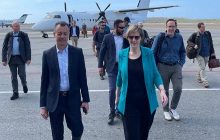 Embajadora Laura Dogu (c) a su llegada este 31 de enero de 2026, al aeropuerto Internacional Simón Bolívar en Maiquetía a 27 km de Caracas (Venezuela). EFE