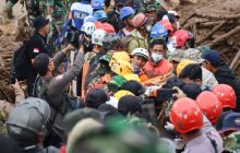 Trabajos de rescate en el área del deslizamiento en la isla de Java. EFE