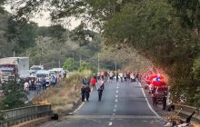 Tras la llegada de funcionarios del Ministerio Público, se procedió a la extracción del segundo ocupante del vehículo para su traslado a la morgue judicial. Foto. Eric Montenegro