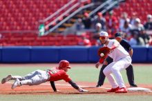 Ryan Burrowes (izq.) de Panamá se barre a primera base frente a Carlos Sepúlveda de México Verde. Foto: EFE