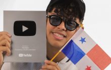 Yen Video con la placa de los 100 mil suscriptores. Foto: Instagram / @ parkingdeyenvideo