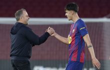 Hansi Flick (i) saluda al jugador Marc Bernal al finalizar el partido de LaLiga. Foto: EFE
