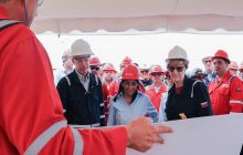 Delcy Rodríguez (c), junto al secretario de Energía de EE.UU., Chris Wright (i), y la encargada de negocios de los EE.UU. para Venezuela Laura Dogu (d). Foto: EFE